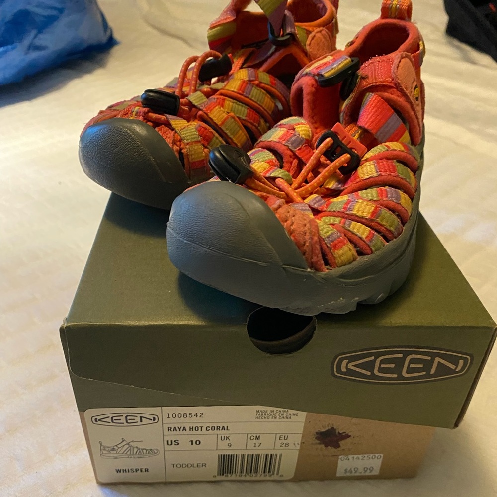 EUC Girls Keen shoes size 10 with box, color: coral